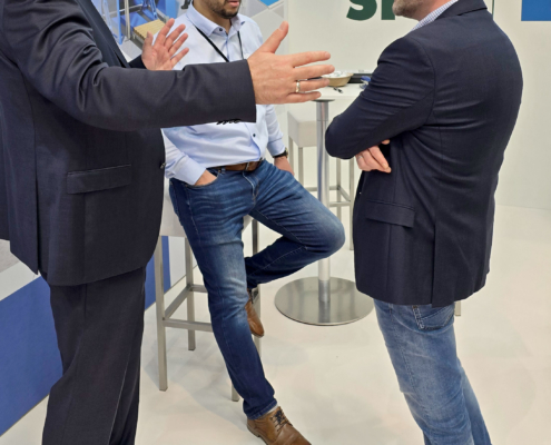 Fachgespräch über Automatisierung und Fördertechnik auf der LogiMAT 2025