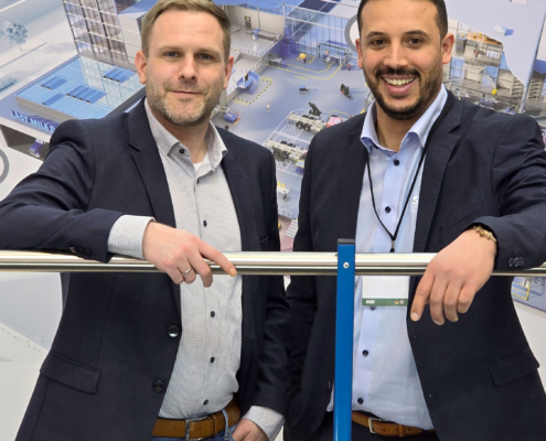 Zwei Mitarbeiter auf der LogiMAT 2025 am Messestand für Fördertechnik