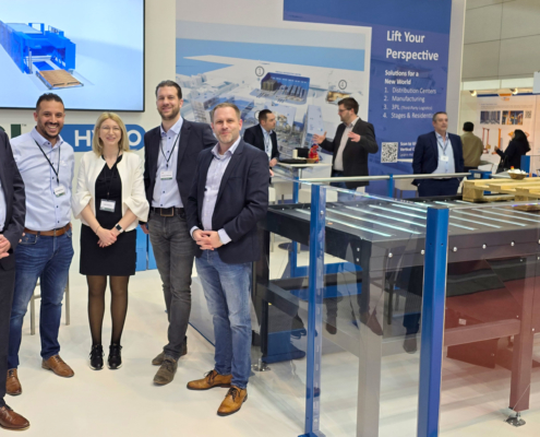 Mitarbeiter am Messestand präsentieren Fördertechnik auf der LogiMAT 2025